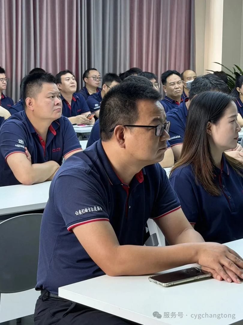 课堂上，庞主任细致拆解标准化急救全流程，从现场环境评估、患者意识判断、呼救求援，到胸外按压、开放气道、人工呼吸，再到AED设备开机、贴片、分析心律、电击除颤等关键步骤，逐一讲解操作标准、核心参数与易错细节，同时纠正大众日常急救中的常见误区。